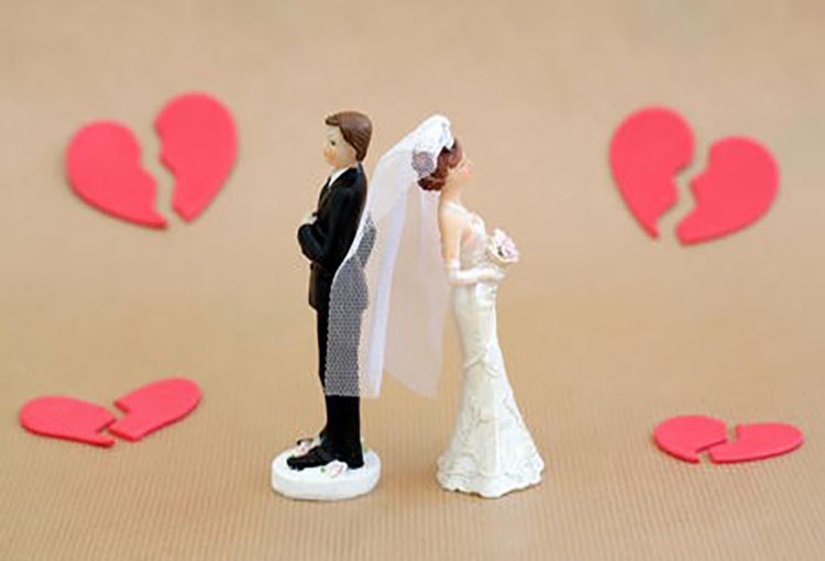 مواردی که زن می­تواند با آن درخواست طلاق غیابی کند: