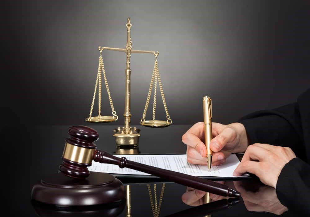 تعهداتی که از سوی وکیل با تجربه در دیوان عدالت اداری به موکل داده می شود چگونه است؟
