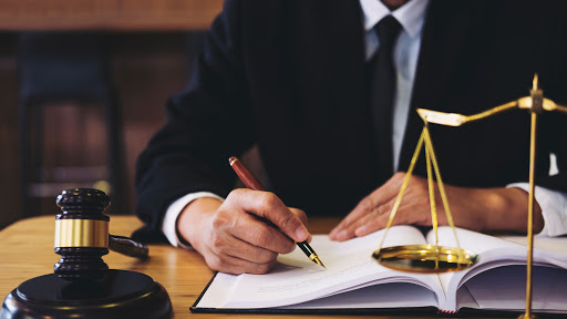 وکیل دیوان عدالت اداری چگونه وکیلی است؟