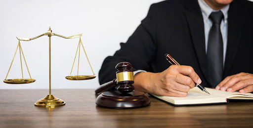 چه نوع نکاتی را باید در انتخاب وکیل باتجربه در دیوان عدالت اداری در نظر داشته باشیم؟